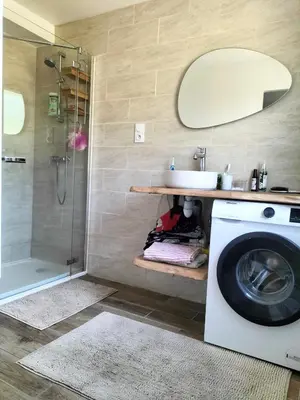 Salle de bains dans l'établissement Maison avec piscine