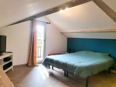 Un ou plusieurs lits dans un hébergement de l'établissement Maison avec piscine