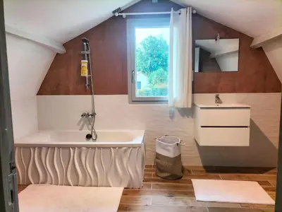 Salle de bains dans l'établissement Maison avec piscine
