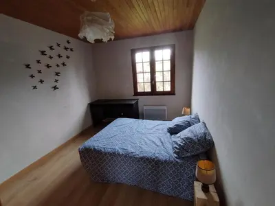 Un ou plusieurs lits dans un hébergement de l'établissement Maison typique avec 3 chambres pour 6 à 8 personnes