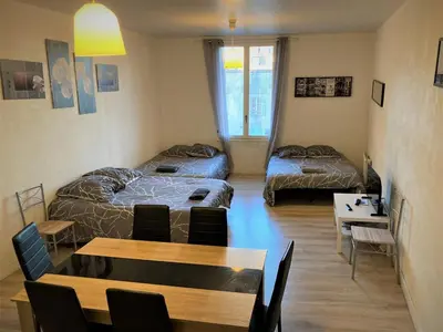 Un ou plusieurs lits dans un hébergement de l'établissement Appartement triple dans le centre