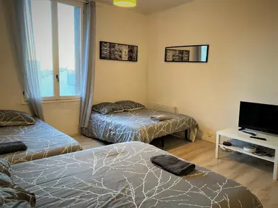 Un ou plusieurs lits dans un hébergement de l'établissement Appartement triple dans le centre