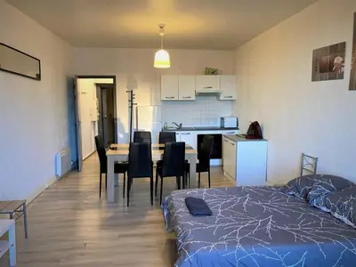 Cuisine ou kitchenette dans l'établissement Appartement triple dans le centre