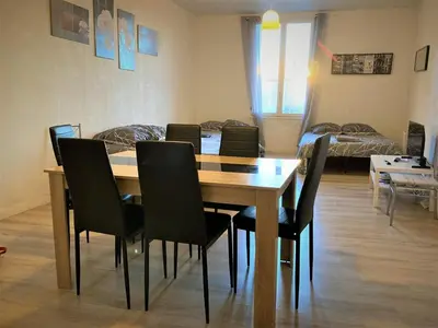 Coin salon dans l'établissement Appartement triple dans le centre