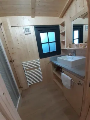 Salle de bains dans l'établissement cabane ardoisiere