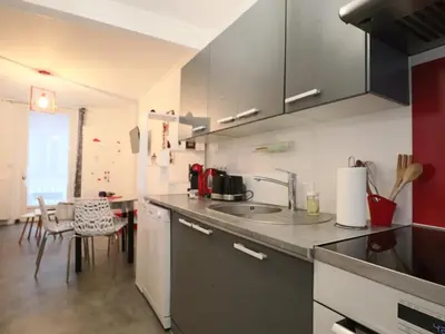 Cuisine ou kitchenette dans l'établissement Charmant appartement pour 2 au cœur du Massif du Sancy - FR-1-858-37