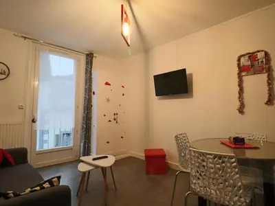 Télévision ou salle de divertissement dans l'établissement Charmant appartement pour 2 au cœur du Massif du Sancy - FR-1-858-37