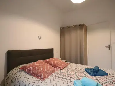 Un ou plusieurs lits dans un hébergement de l'établissement Appartement 3* au cœur du Massif du Sancy, climatisé, jusqu'à 6 personnes - FR-1-858-38
