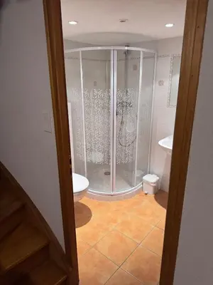 Salle de bains dans l'établissement Le relais de Lustrande