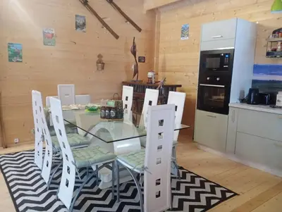 Cuisine ou kitchenette dans l'établissement Chalet avec Vue à Murat-le-Quaire - 120 m²