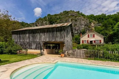 Piscine de l'établissement Gîte - Laroche Martel ou située à proximité