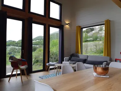 Coin salon dans l'établissement chalet contemporain la tribù le Lioran