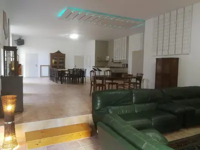 Coin salon dans l'établissement Gîte de la Châtaigneraie