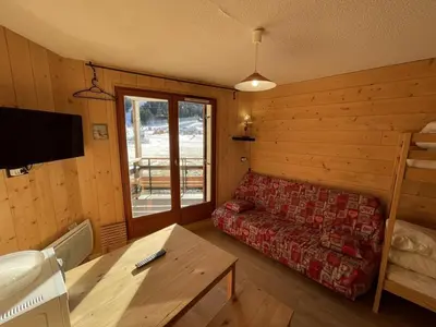Télévision ou salle de divertissement dans l'établissement Charmant studio rénové avec balcon au Lioran - FR-1-787-143