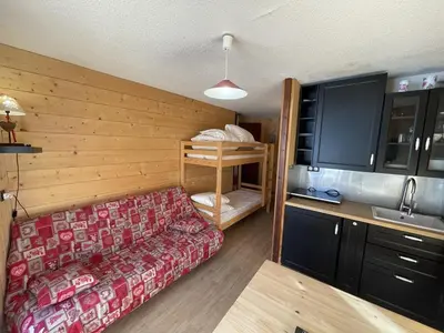Cuisine ou kitchenette dans l'établissement Charmant studio rénové avec balcon au Lioran - FR-1-787-143