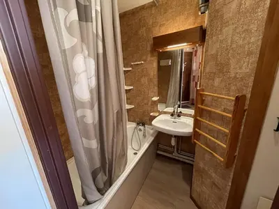 Salle de bains dans l'établissement Charmant studio rénové avec balcon au Lioran - FR-1-787-143