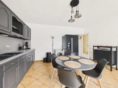 Cuisine ou kitchenette dans l'établissement Piscine chauffée et jacuzzi - 4 adultes 4 enfants