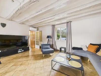 Coin salon dans l'établissement Piscine chauffée et jacuzzi - 4 adultes 4 enfants