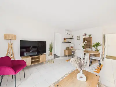 Télévision ou salle de divertissement dans l'établissement Jolie maison de vacance pour 6 - jardin clos