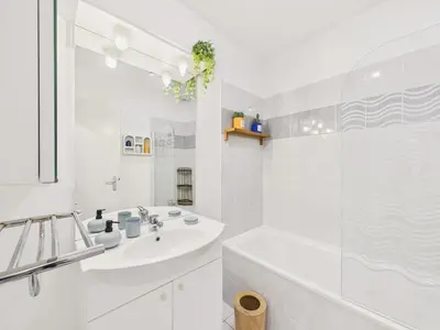 Salle de bains dans l'établissement Jolie maison de vacance pour 6 - jardin clos