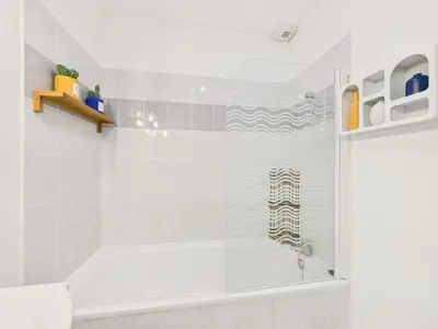Salle de bains dans l'établissement Jolie maison de vacance pour 6 - jardin clos