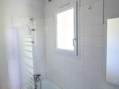 Salle de bains dans l'établissement Gîte Mitoyen avec Terrasse pour 5 pers. à Lissac-sur-Couze - API-1-52-1010