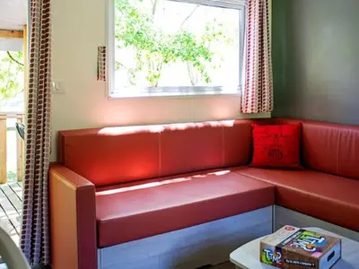 Coin salon dans l'établissement Mobil-home avec Terrasse et Salon de jardin pour 6 personnes - API-1-52-1185
