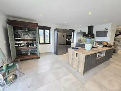 Cuisine ou kitchenette dans l'établissement Grande Maison Familiale avec Piscine Privée et Animaux Bienvenus - FR-1-616-527