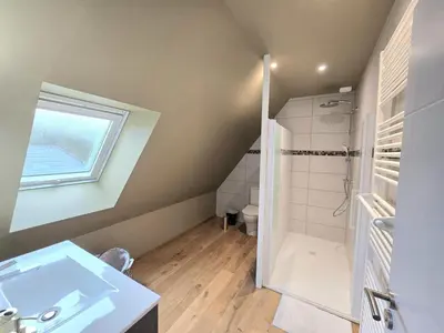 Salle de bains dans l'établissement Grande Maison Familiale avec Piscine Privée et Animaux Bienvenus - FR-1-616-527