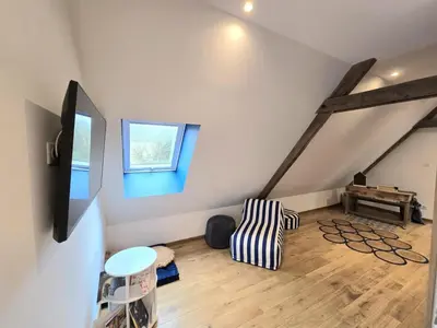 Télévision ou salle de divertissement dans l'établissement Grande Maison Familiale avec Piscine Privée et Animaux Bienvenus - FR-1-616-527