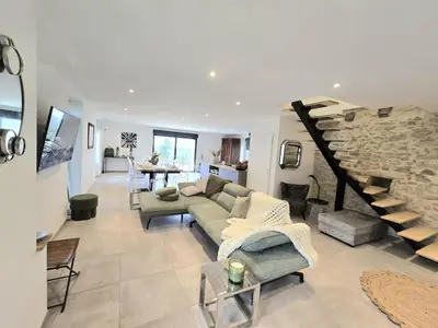 Coin salon dans l'établissement Grande Maison Familiale avec Piscine Privée et Animaux Bienvenus - FR-1-616-527
