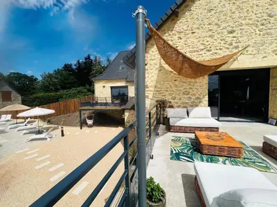 Balcon ou terrasse dans l'établissement Grande Maison Familiale avec Piscine Privée et Animaux Bienvenus - FR-1-616-527