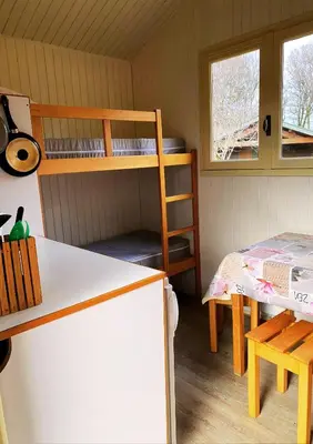 Un ou plusieurs lits dans un hébergement de l'établissement Camping Le Vert-Bois - Corrèze