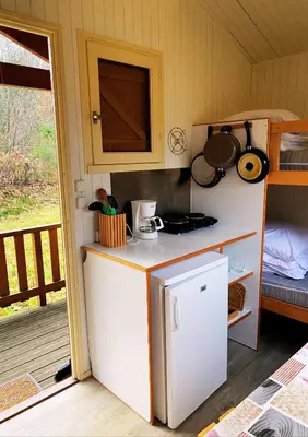 Cuisine ou kitchenette dans l'établissement Camping Le Vert-Bois - Corrèze