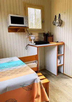 Cuisine ou kitchenette dans l'établissement Camping Le Vert-Bois - Corrèze