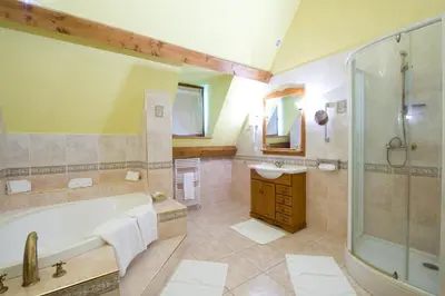 Salle de bains dans l'établissement Resort Golf Château de Salles