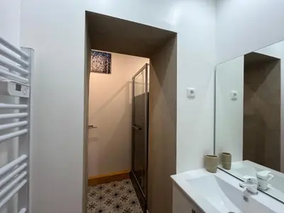 Salle de bains dans l'établissement Appartement refait à neuf La Bourboule