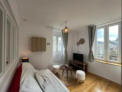 Télévision ou salle de divertissement dans l'établissement Appartement refait à neuf La Bourboule