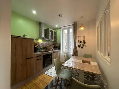 Cuisine ou kitchenette dans l'établissement Appartement refait à neuf La Bourboule