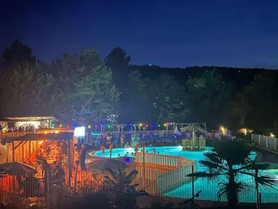 Piscine de l'établissement Mobil-home confortable avec terrasse pour 6 personnes - API-1-52-836 ou située à proximité