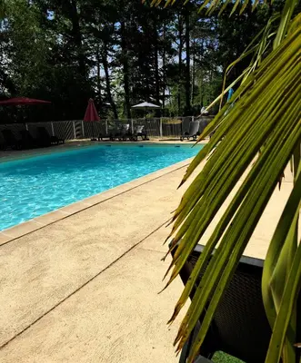 Piscine de l'établissement Mobilhome au bord du lac avec piscine ou située à proximité