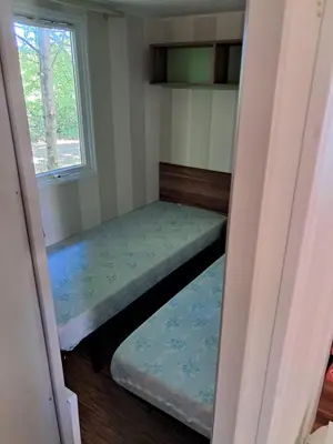 Un ou plusieurs lits dans un hébergement de l'établissement Mobilhome au bord du lac avec piscine