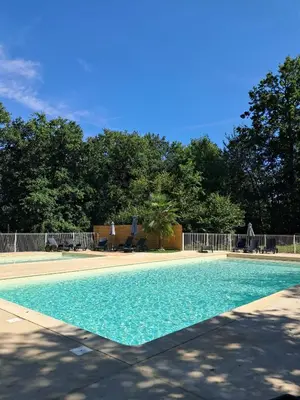 Piscine de l'établissement Mobilhome au bord du lac avec piscine ou située à proximité