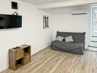 Télévision ou salle de divertissement dans l'établissement Gîte Rénové - Vue Imprenable Montagne - 2 Chambres