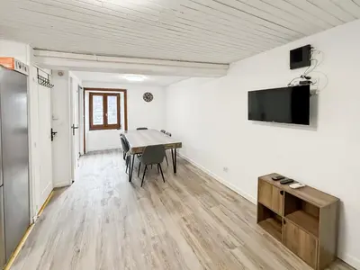 Télévision ou salle de divertissement dans l'établissement Gîte Rénové - Vue Imprenable Montagne - 2 Chambres