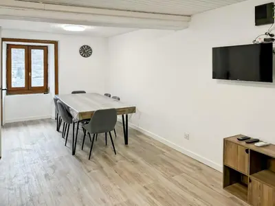 Télévision ou salle de divertissement dans l'établissement Gîte Rénové - Vue Imprenable Montagne - 2 Chambres