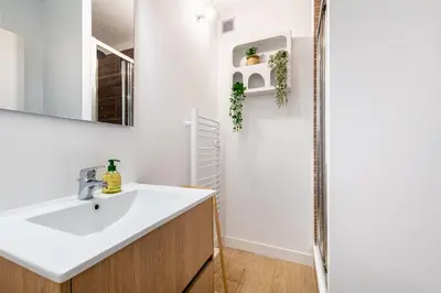 Salle de bains dans l'établissement Le Balcon des Halles, Lumineux - vue dégagée