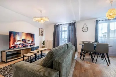 Coin salon dans l'établissement Le Balcon des Halles, Lumineux - vue dégagée
