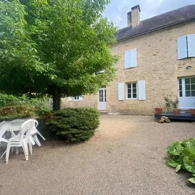 Maison de charme avec jardin et parking- Centre de Montignac