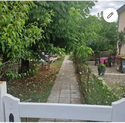 Jardin de l'établissement Appartement t2 proche Lascaux